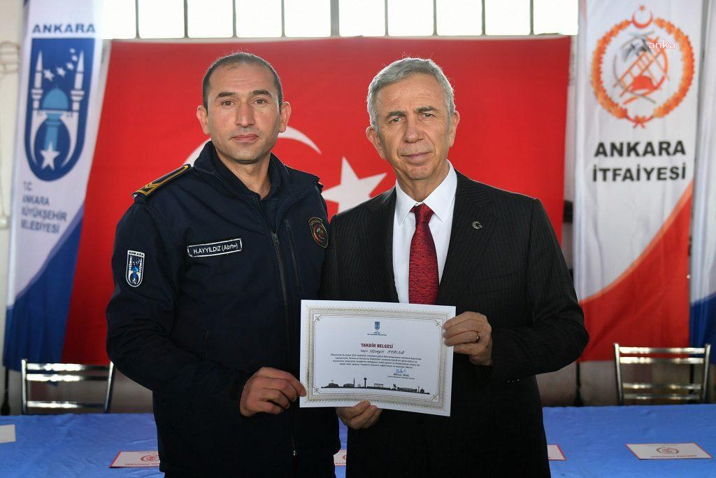 mansur-yavas-deprem-bolgelerinde-arama-kurtarma-calismalarina-katilan-itfaiye-personeline-takdir-belgesi-verdi