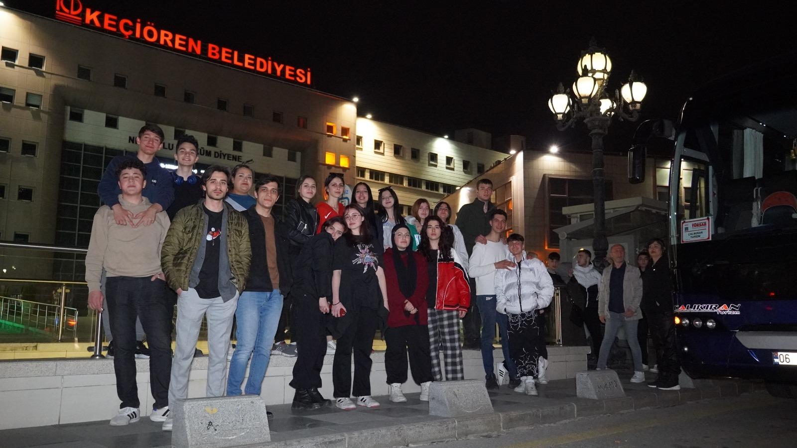 Keçiören Belediyesi, depremzedeler için kurulan yardım toplama merkezlerinde gönüllü olarak