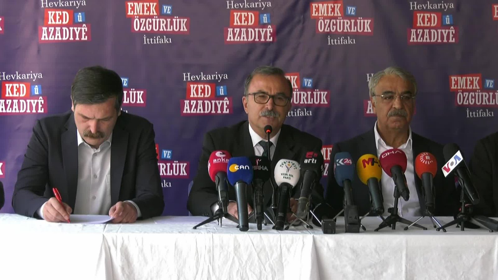 Emek ve Özgürlük İttifakı, “Seçim Mutabakat Bildirgesi”ni, bugün Ankara’da açıkladı.