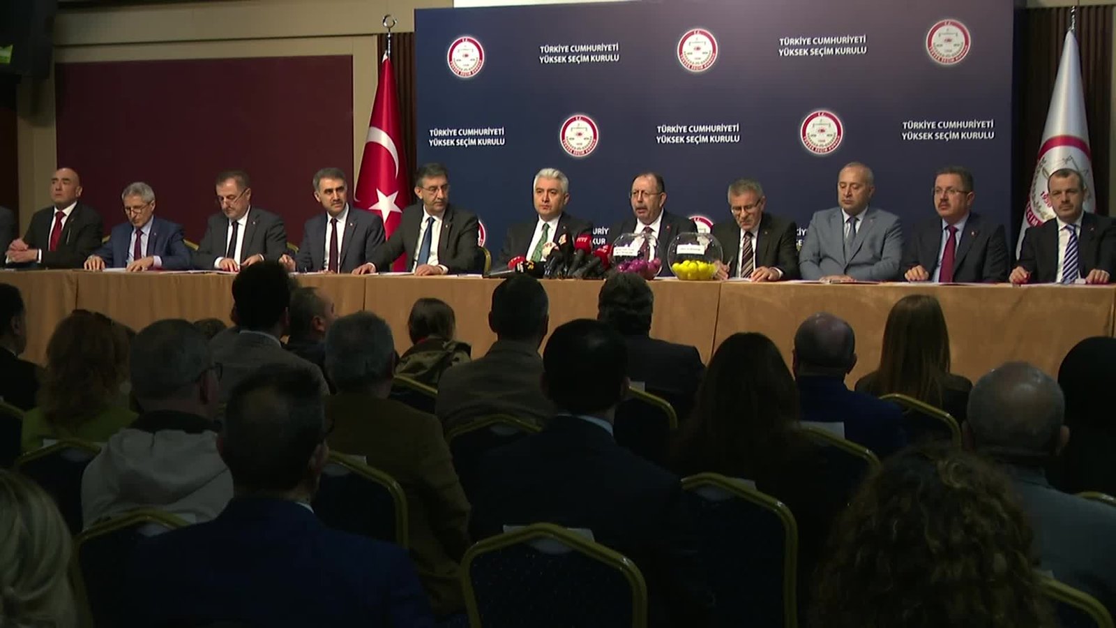 Seçime Girecek Parti ve İttifakların Oy Pusulasındaki Yerleri Belli Oldu: Millet İttifakı 18’inci, Cumhur İttifakı 8’inci Sırada Yer Alacak Yüksek Seçim Kurulu (YSK), siyasi partilerine ve ittifakların oy pusulasındaki