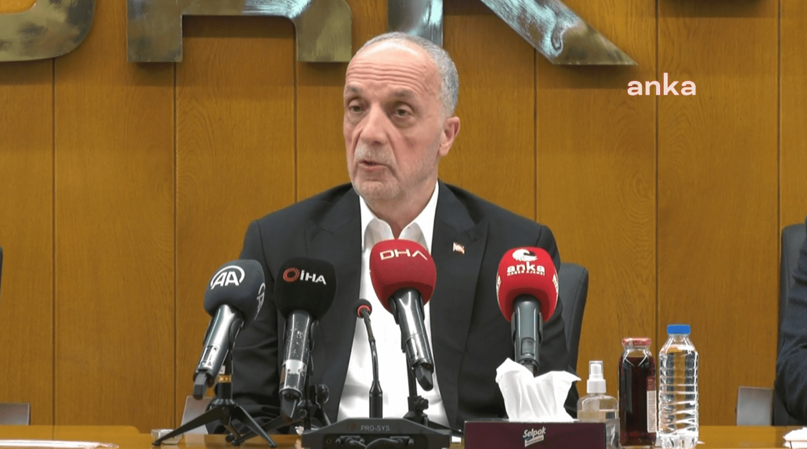 Ergün Atalay’dan Kamu Toplu Sözleşmeleri Açıklaması: “Geçen Hafta Bakanın İfadesi 12 Bin Civarıydı. Şimdi Yüzde 40 Noktasındayız, Civarı Lafı Yok” Türkiye İşçi Sendikaları Konfederasyonu (TÜRK-İŞ) Genel Başkanı Ergün Atalay, kamuda