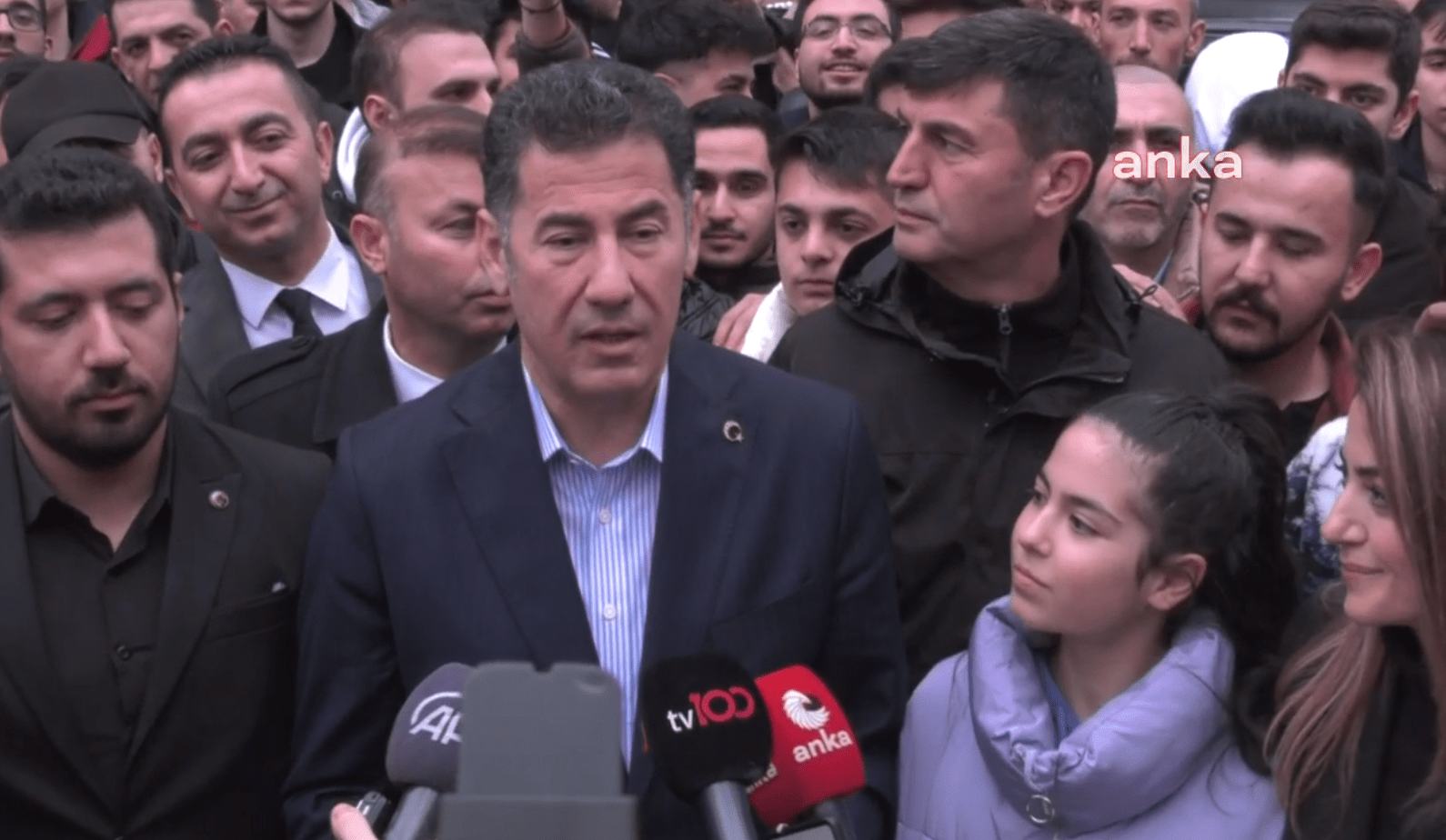 Ata İttifakı’nın cumhurbaşkanı adayı Sinan Oğan, Ankara'da gençlerle buluştu. Oğan,