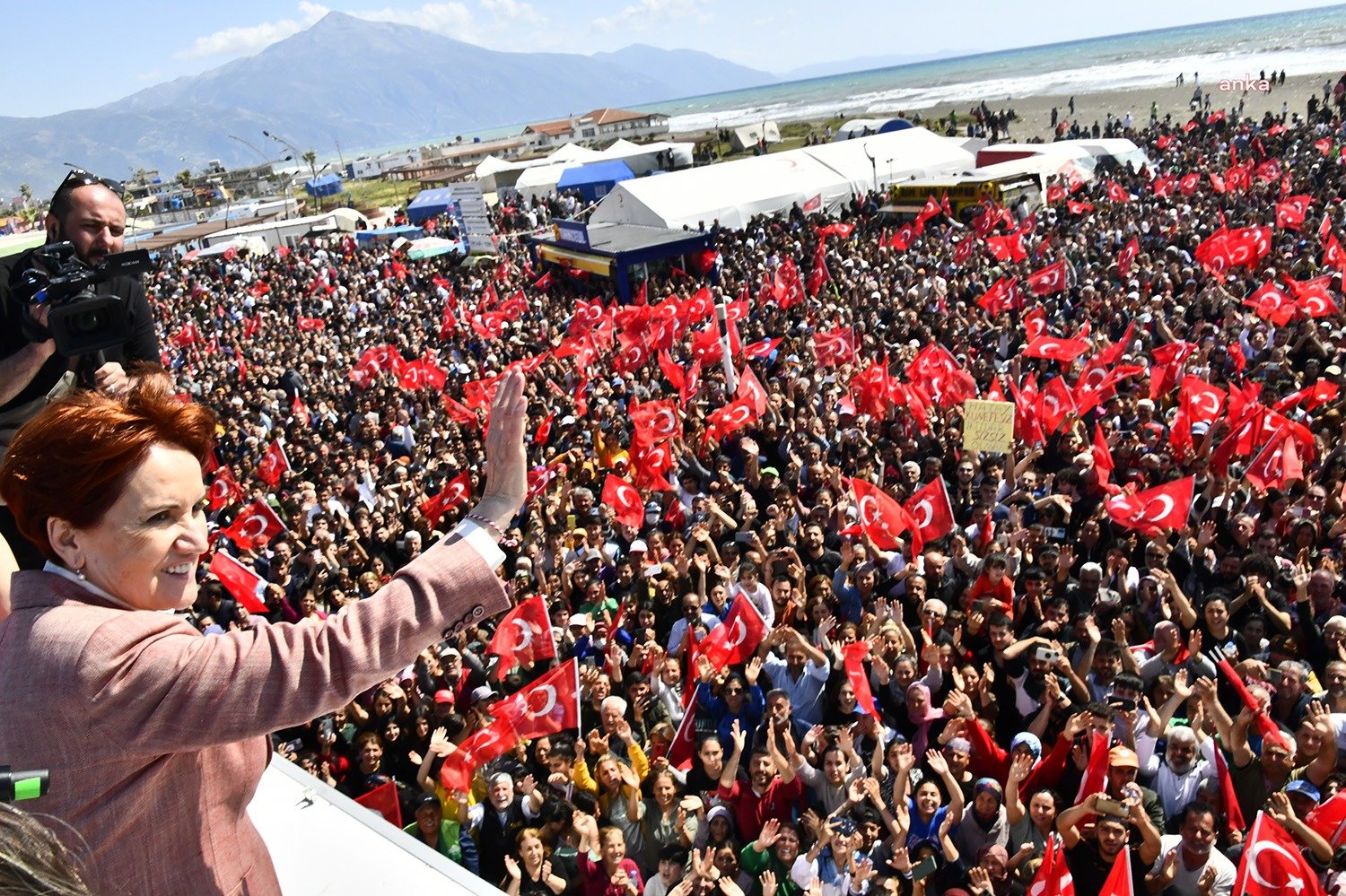 İYİ Parti Genel Başkanı Meral Akşener, Hatay’ın Samandağ ilçesinde yurttaşlara