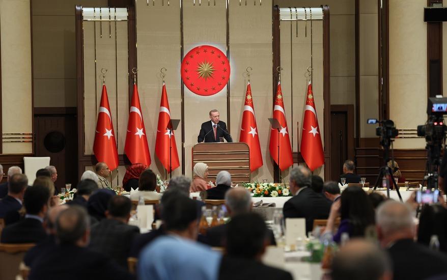 Erdoğan: Diğer Sınamalar Gibi Deprem Felaketinin de Altında Kalmadık, Allah’ın İzniyle Kalmayacağız Cumhurbaşkanı Recep Tayyip Erdoğan, iftar programında; “Diğer sınamalar gibi deprem