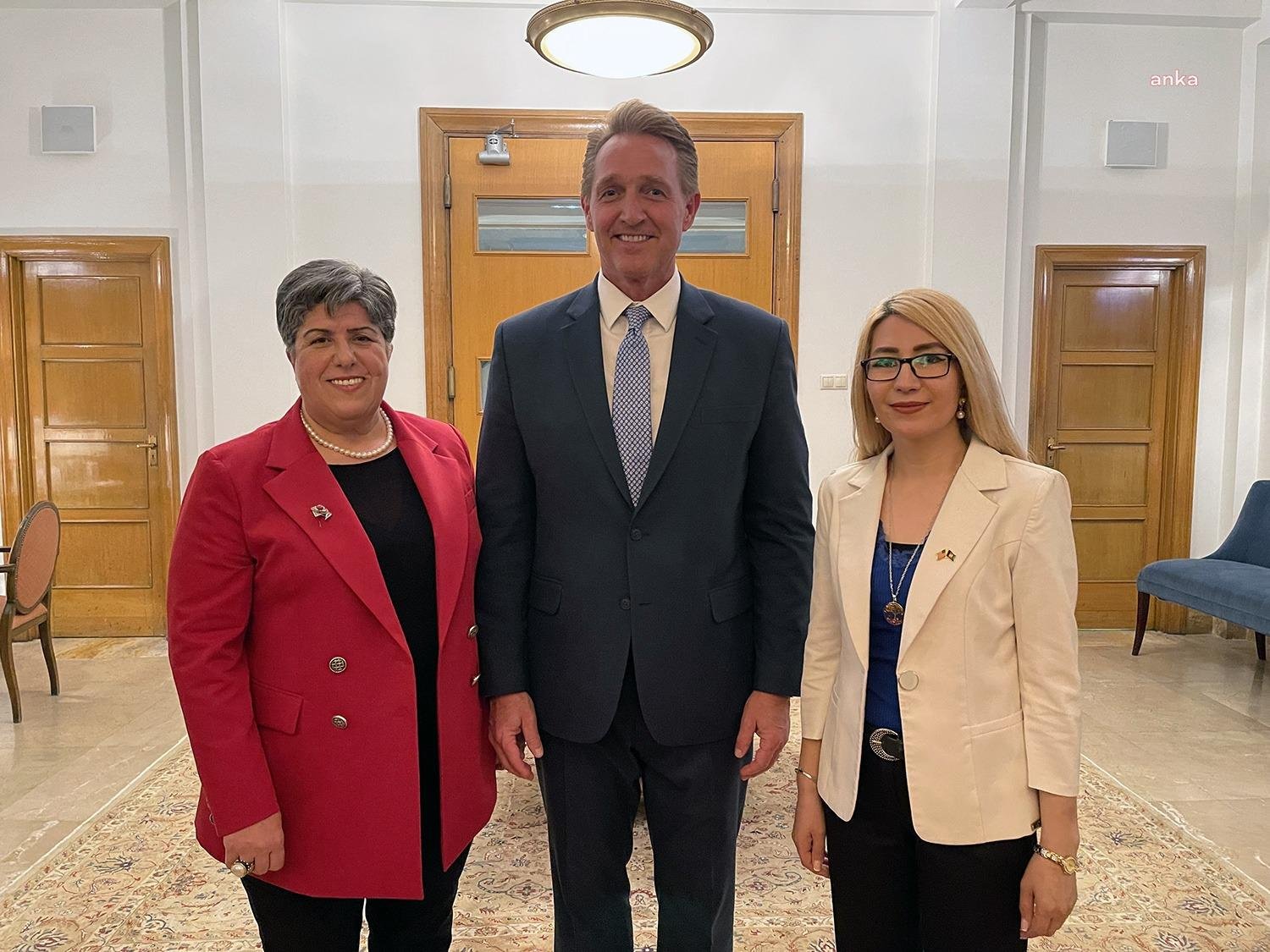 2023 IWOC Ödülü’ne Layık Görülen Dr. Hekmat: Ödülü Mültecilerin Ve Sığınmacıların Hakları İçin Mücadele Eden Tüm Kişiler Adına Alıyorum ABD’nin Ankara Büyükelçisi Jeffry L. Flake, 2021 ve 2023 yıllarında