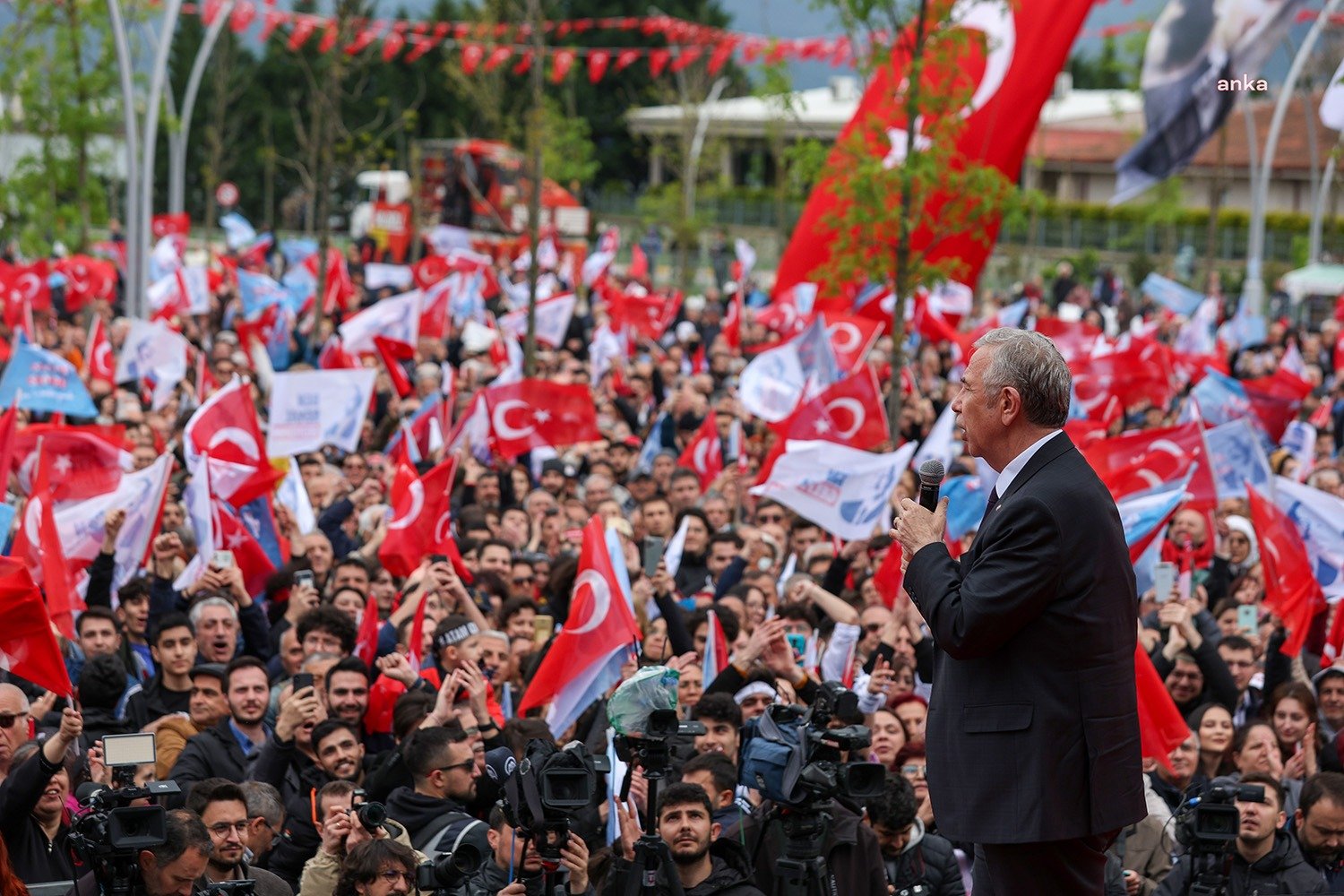 Mansur Yavaş: Bizim Ülkemizde Hakkari’deki İnsanın Derdi de Edirne’deki İnsanın Derdi de İşsizlik, Pahalılık. Herkesin Oyuna Talibiz. Ankara Büyükşehir Belediye (ABB) Başkanı Mansur Yavaş, Kocaeli Mitingi’nde; “Biz