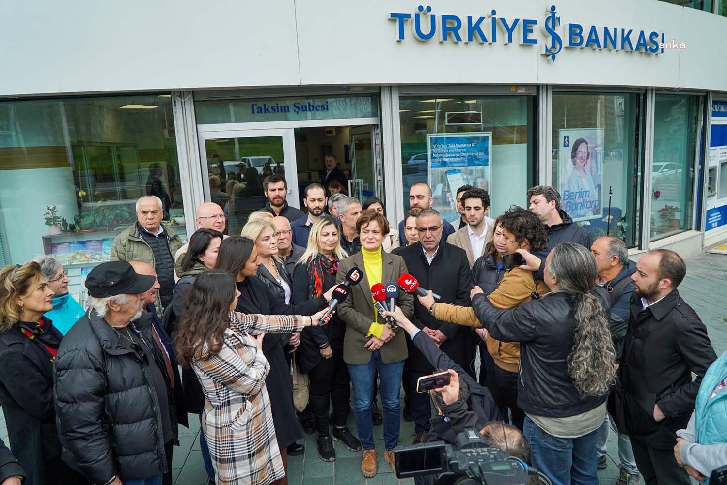 CHP İstanbul İl Başkanı Canan Kaftancıoğlu, parti örgütü üyeleriyle birlikte