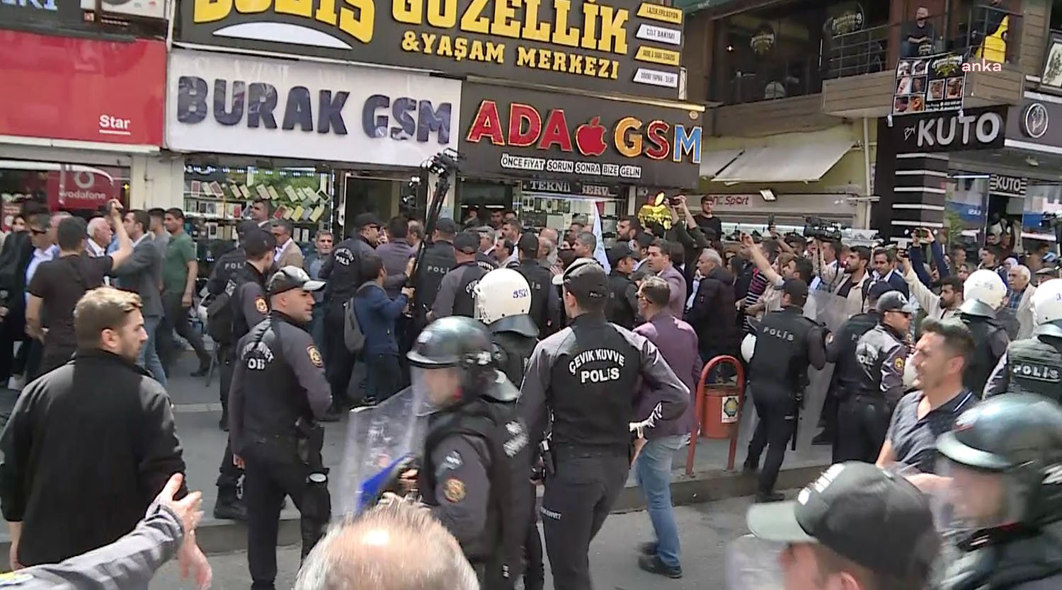 Diyarbakır Merkezli 21 İldeki Gözaltılara Yönelik Protestoya Polis Müdahale Etti Diyarbakır merkezli 21 ilde düzenlenen operasyonda aralarında gazeteci ve avukatların