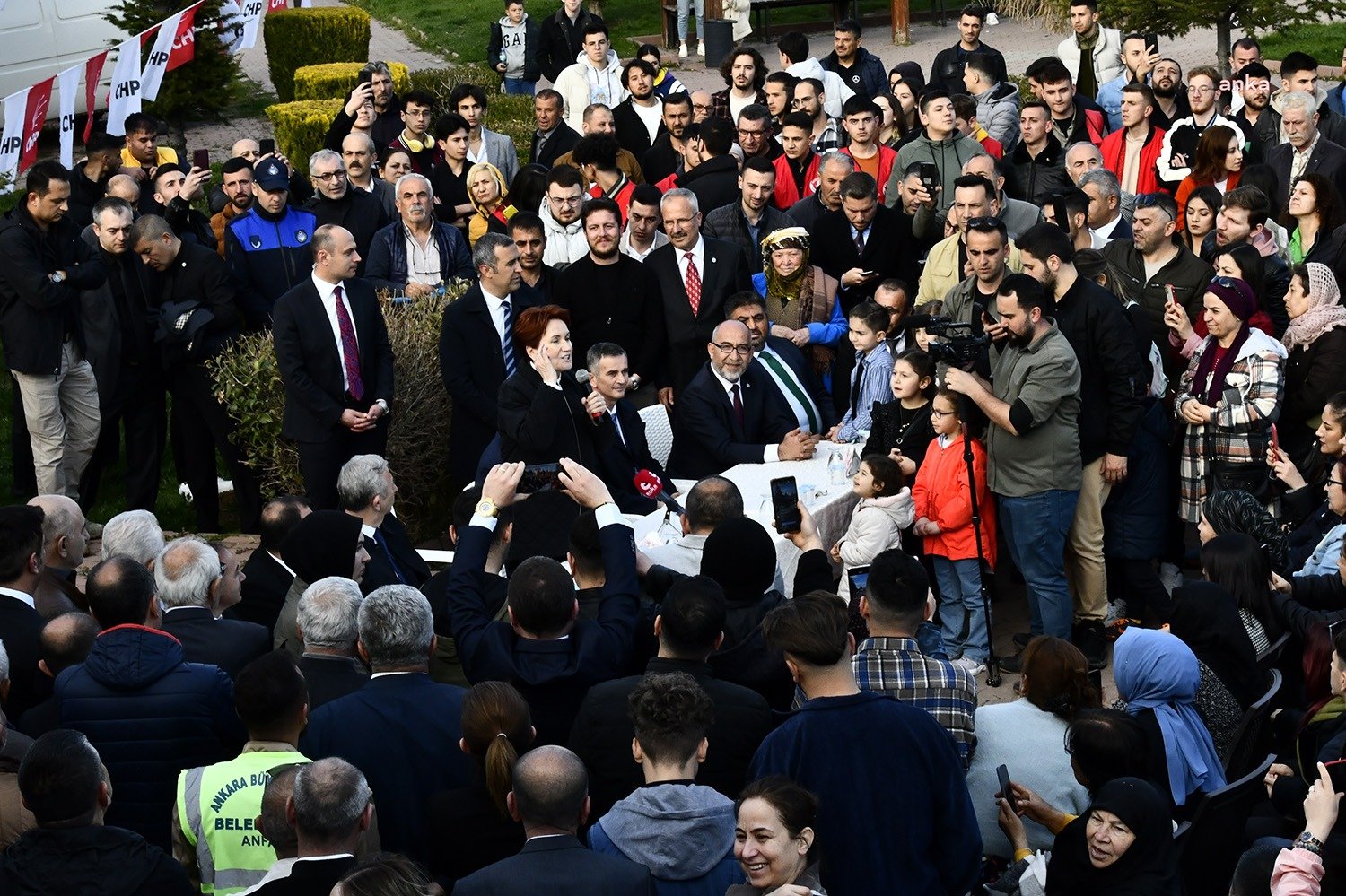 Meral Akşener’den Erdoğan’a: “Bu Sol Elde PKK Var, Recep Bey. Bu Sağ Elinde de Hizbullah Var. Terör Örgütleri İle Berabersin” İYİ Parti Genel Başkanı Meral Akşener, Ankara Elmadağ’da; “Recep Bey