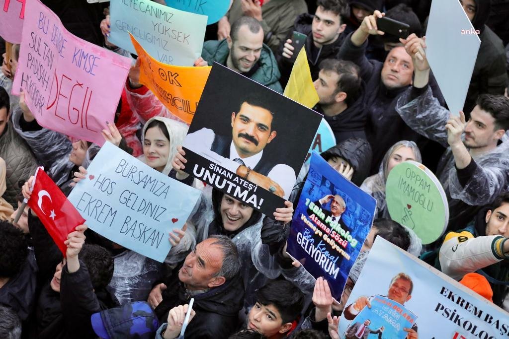 Ekrem İmamoğlu’ndan Bursa’da “Sinan Ateş” Açıklaması: “Bu Mesele Bir Faili Meçhul Meselesi Asla Olmayacak. Bu Memleket, ‘Yapanın Yanında Kalıyor Memleketi’ Olmayacak” İstanbul Büyükşehir Belediye Başkanı Ekrem İmamoğlu, Bursa’da; “Sinan Ateş'e yapılan