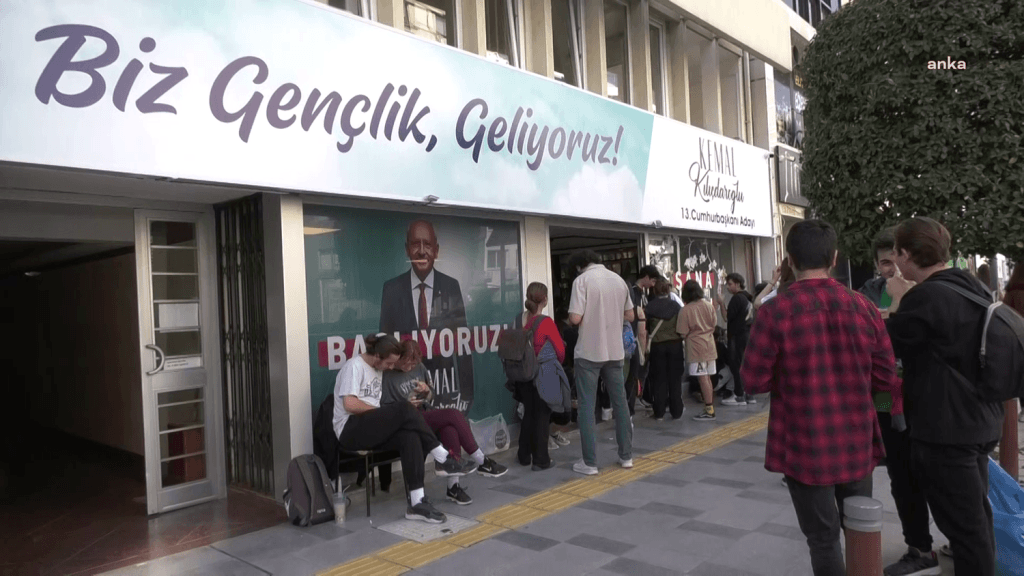 uzman-psikolog-burcu-sandikcioglu-gencler-baslarina-bir-sey-gelmesinden-korktuklari-icin-dusunce-ozgurlugunden-kendilerini-yoksun-birakiyorlar-ne-yazik-ki-genclerde-su-an-ifade-ozgurlugu-yo