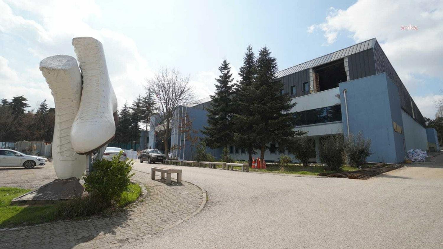 Ankara Büyükşehir’in Belpa Buz Pateni Tesisi’ndeki Çalışmaları Devam Ediyor Ankara Büyükşehir Belediyesi'nin sağlıksız koşullarda Gençlik ve Spor Bakanlığı'ndan devraldığı