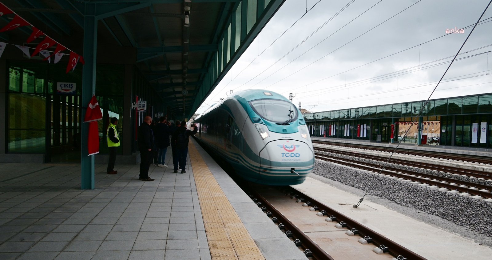Temeli 2009 yılında atıldığında 2011 yılında hizmete açılacağı açıklanan, Ankara-Tiflis bağlantılı