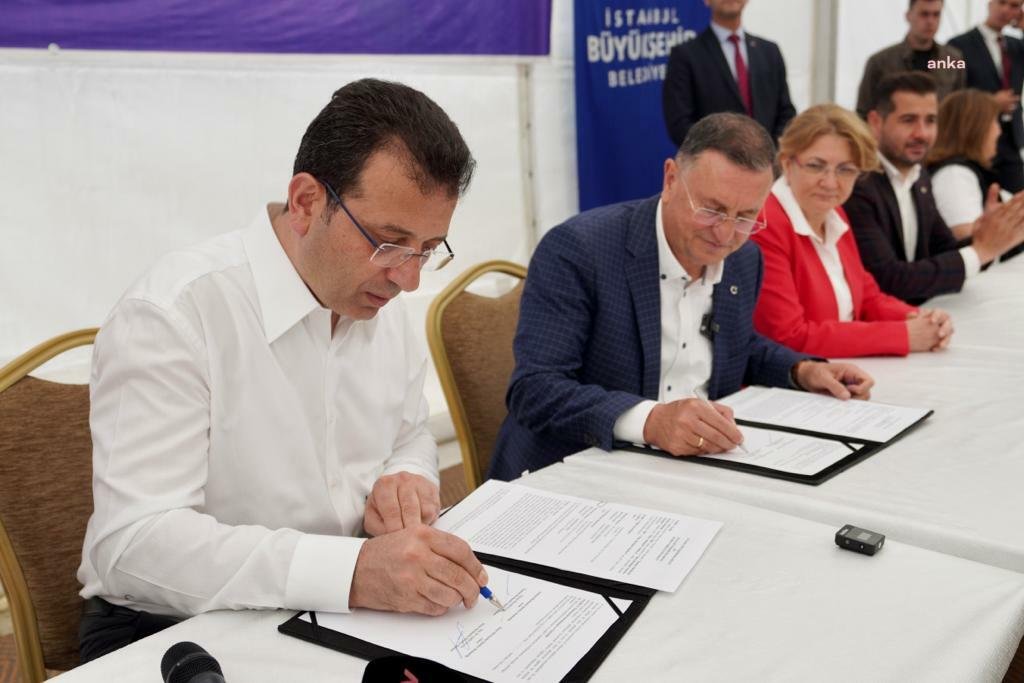 İBB’nin Hatay’da Yapılacak Bin Geçici Konut ve Altyapı Yatırımları İçin 62,5 Milyon Liralık Yardımını İçeren Protokol İmzalandı İstanbul Büyükşehir Belediye (İBB) Başkanı Ekrem İmamoğlu, ‘Halil İbrahim Sofrası