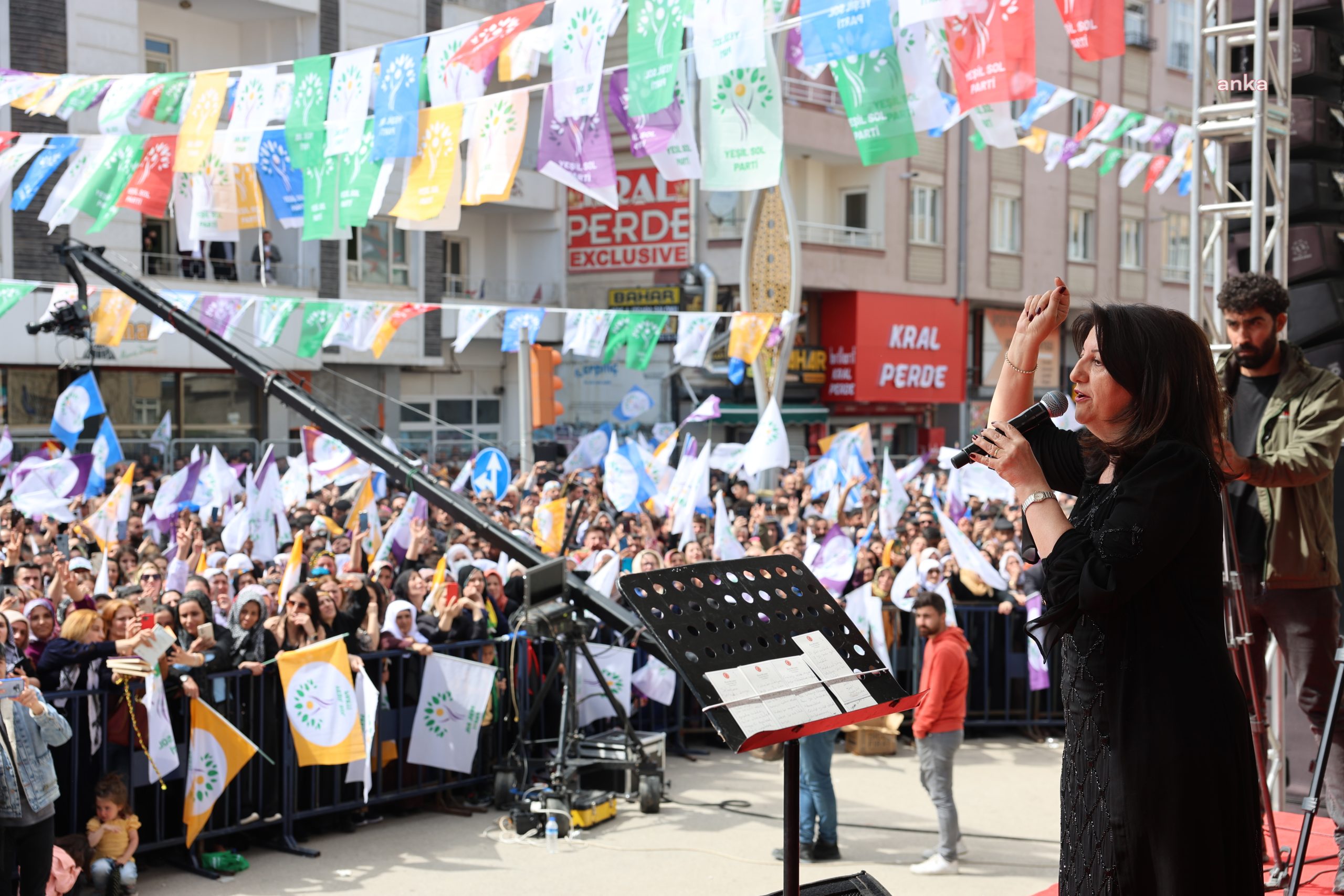 Pervin Buldan, Van’da: “Kadınlar Değiştirecek, Dönüştürecek, Yönetecek, Nokta. Kadınlar Yönetecek” HDP Eş Genel Başkanı Pervin Buldan, Van’da, Yeşil Sol Parti’nin