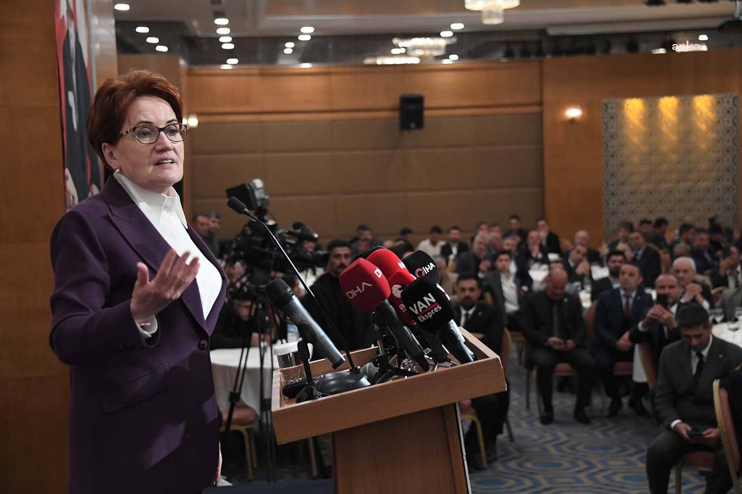 Meral Akşener Van’da: “İster Van’da Doğsun İster İstanbul’da İster Kürt Olsun İster Türk Olsun, Mutsuz Çocuklarımız Yurt Dışına Gidiyor” İYİ Parti Genel Başkanı Meral Akşener, “İster Van’da doğsun ister