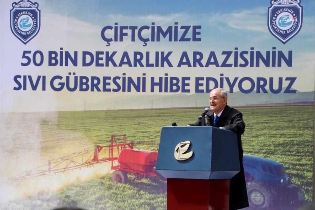 eskisehir-buyuksehir-belediyesi-sivrihisarli-kucuk-ciftciye-siva-gubre-dagitti