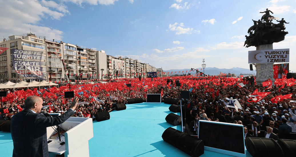 Cumhurbaşkanı Erdoğan: İzmir’in Dağlarında Açan Çiçekleri Babalarının Malı Sanarak Sağa Sola Peşkeş Çekenlere Verilecek En Güzel Cevap, İzmirlinin Sandıkta Kendi İradesine ve Geleceğine Sahip Çıktığını Göstermesidir Cumhurbaşkanı ve AKP Genel Başkanı Recep Tayyip Erdoğan, İzmir’de; “Benim