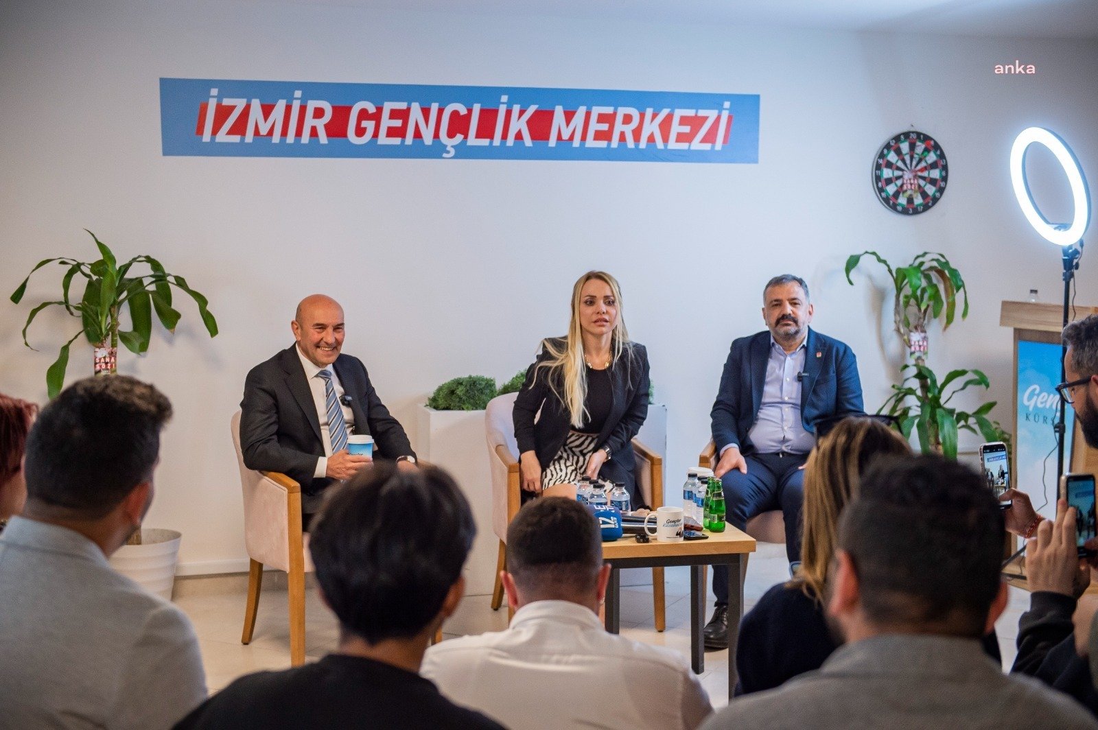 Başkan Soyer Gençlerle Buluştu: “Siyasetten Uzak Durmayın” İzmir Büyükşehir Belediye Başkanı Tunç Soyer, İzmir Gençlik Ofisi'nde gençlerle