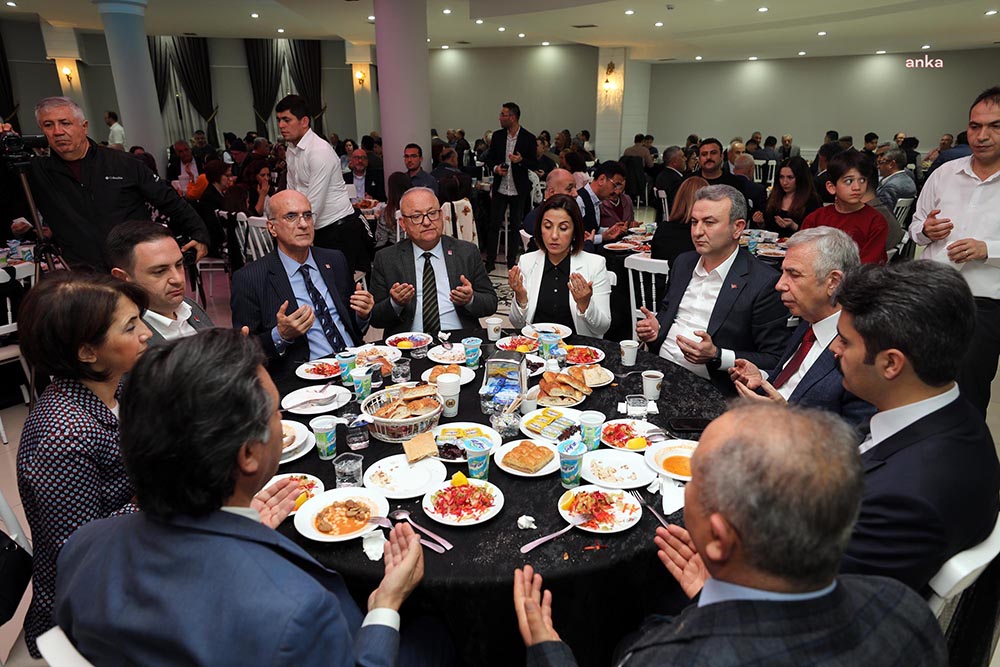 nevsehirliler-yenimahallede-mansur-yavasin-katilimiyla-duzenlenen-iftar-programinda-bir-araya-geldi