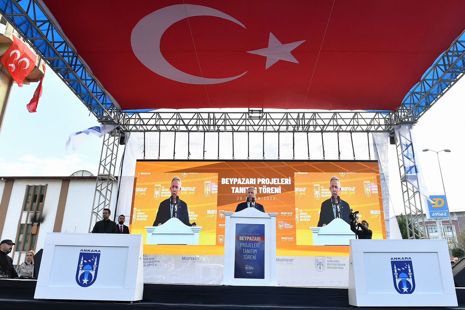 Mansur Yavaş: “Teröristlerle Kimin Masaya Oturup Kalktığını Bilmeyen Var Mı Bu Ülkede? Kendilerine Her Şey Hak, Başkası Yaptığı Zaman Haram. Bu Zihniyet Bitecek Arkadaşlar” Ankara Büyükşehir Belediye Başkanı Mansur Yavaş, “İnşallah Millet İttifakı olarak