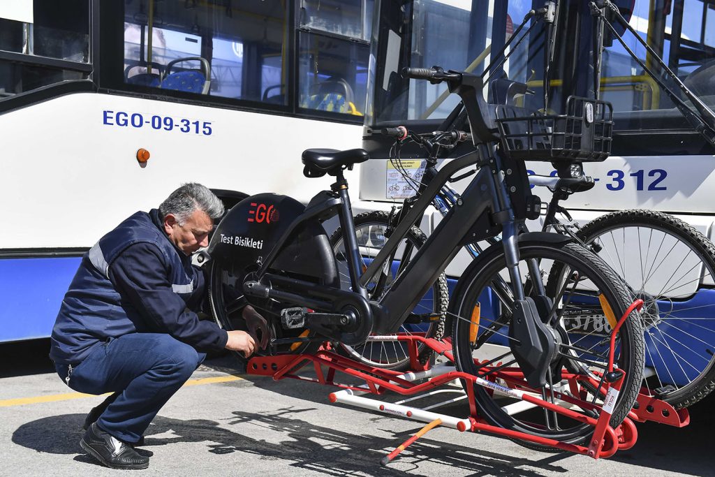 ankara-buyuksehir-belediyesinden-ego-otobuslerine-bisiklet-tasima-aparati