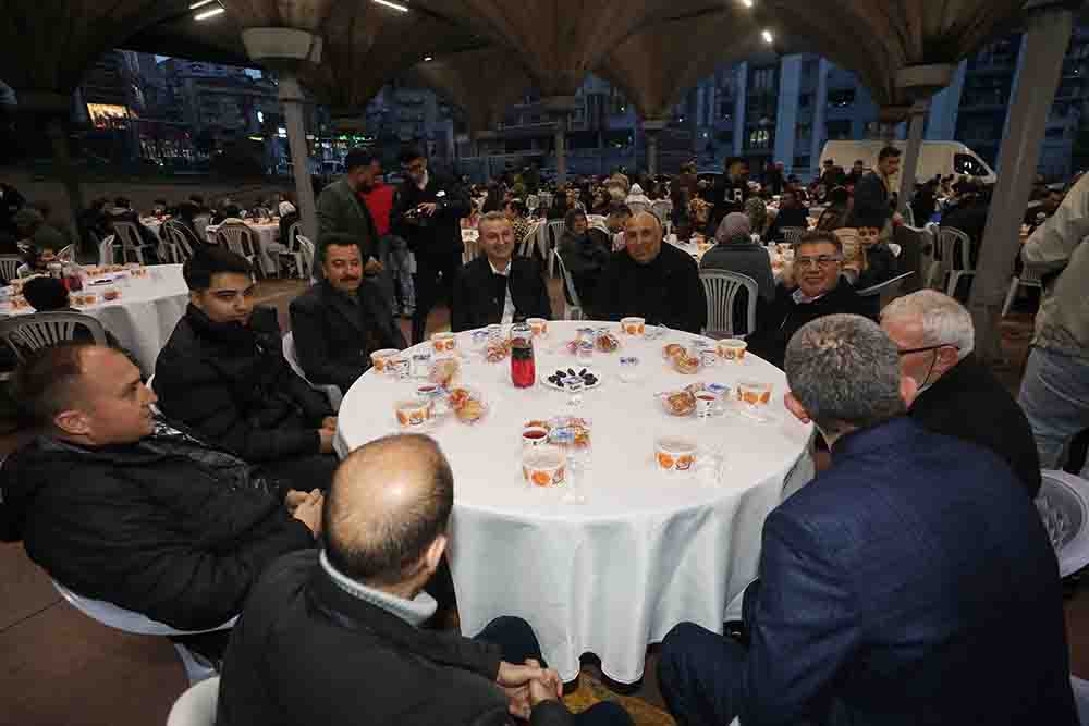 Yenimahalle Belediye Başkanı Fethi Başkan Yaşar, Şentepe Gönüllüleri’nin düzenlediği iftar