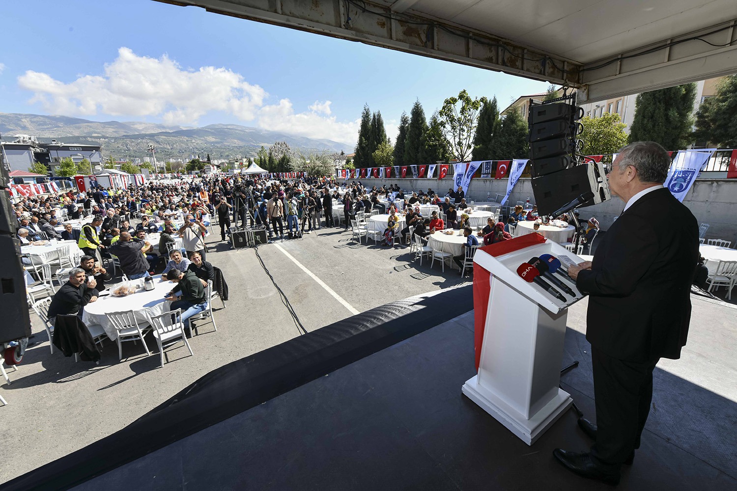 Mansur Yavaş: “Yaptığımız Faaliyeti Yardım, Destek Olarak Değil Bir Görev Olarak Görüyoruz ve Normale Dönünceye Kadar Tüm Desteklerimiz Devam Edecek” Ankara Büyükşehir Belediye (ABB) Başkanı Mansur Yavaş, 6 Şubat depremlerinin