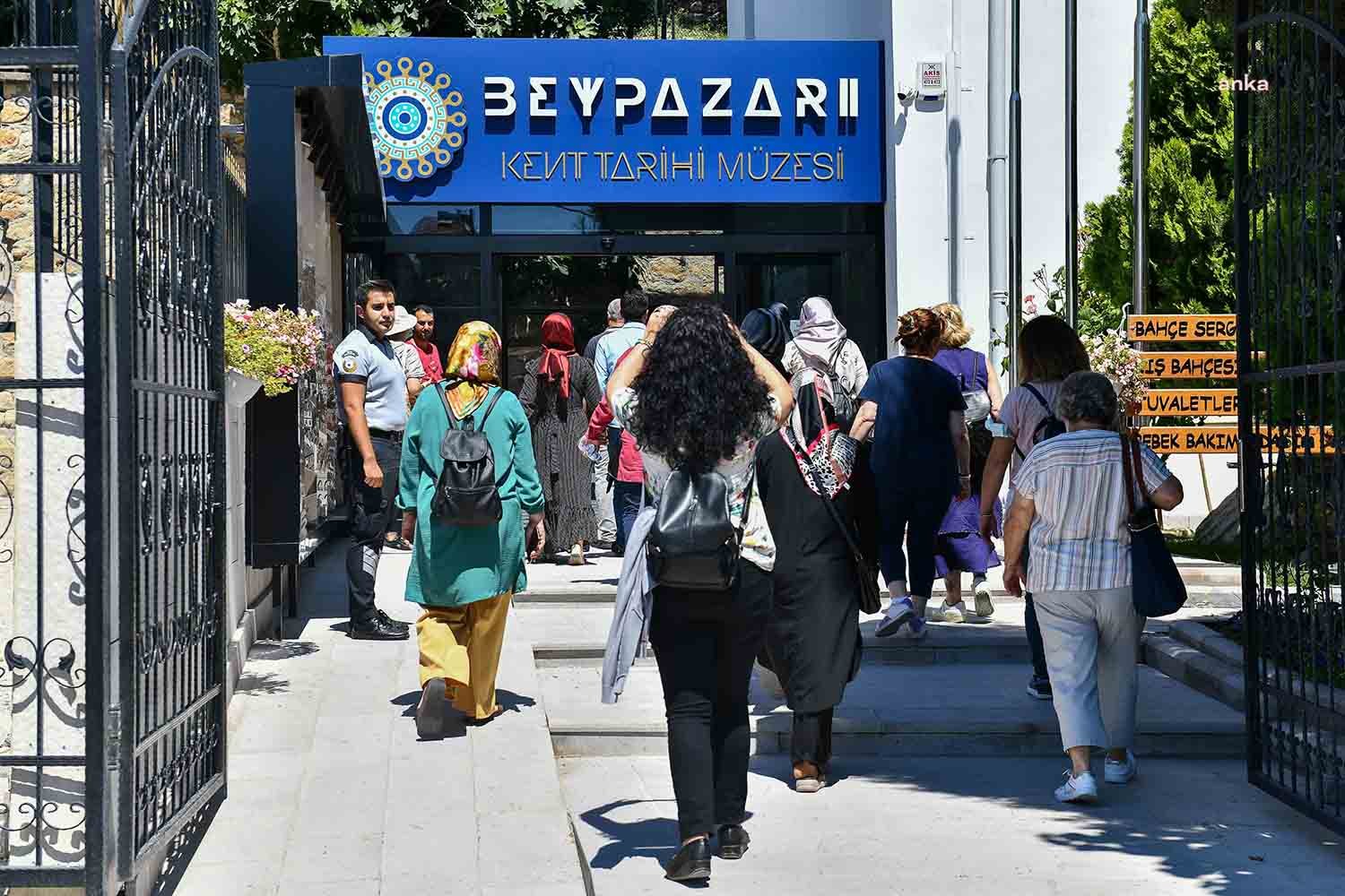 Ankara Büyükşehir Belediyesi’nin Kent Gezileri Başlıyor Ankara Büyükşehir Belediyesi’nin (ABB), kent turizminin canlandırılması ve yerel esnafa