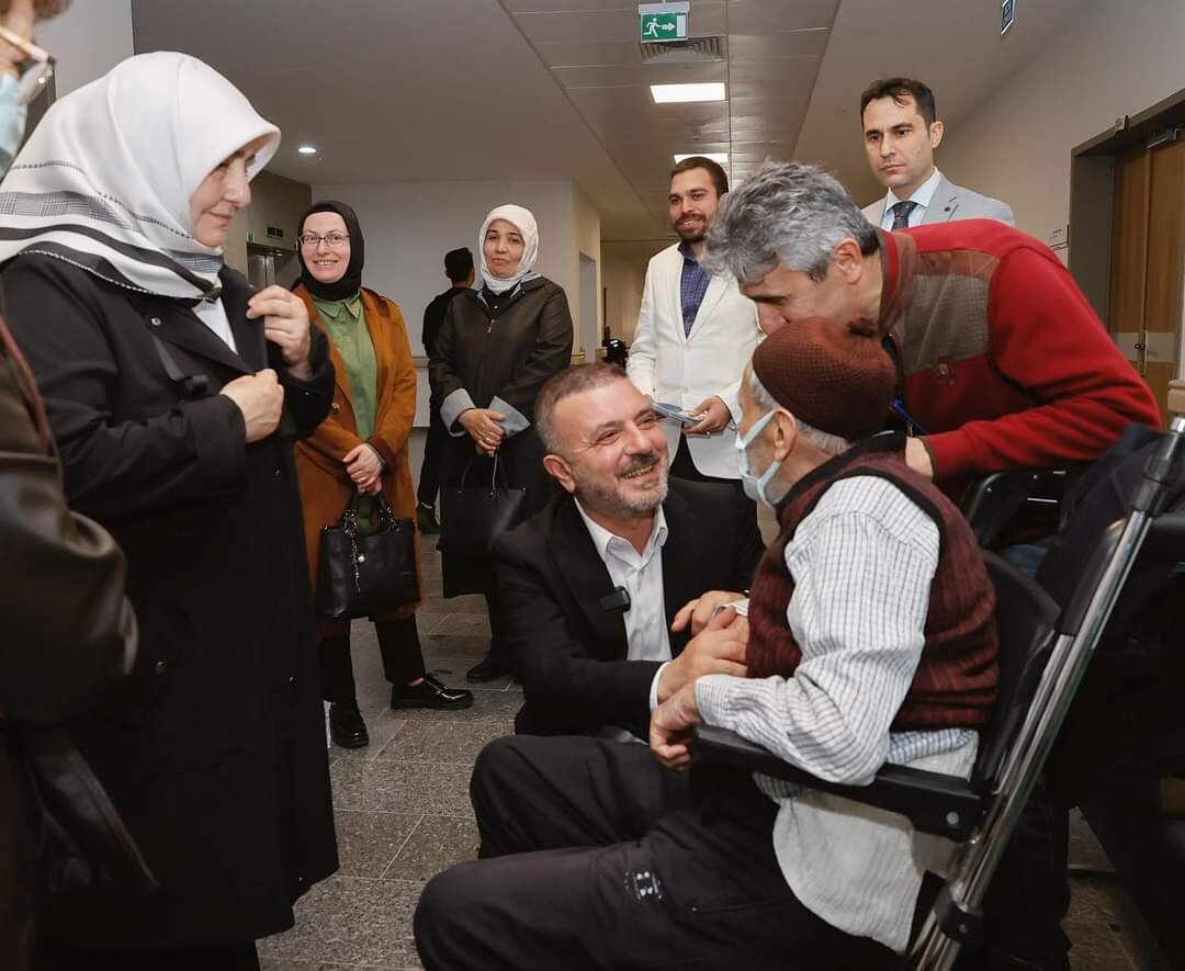 Sincan Belediye Başkanı Murat Ercan, vatandaşla bir araya gelmeye özen