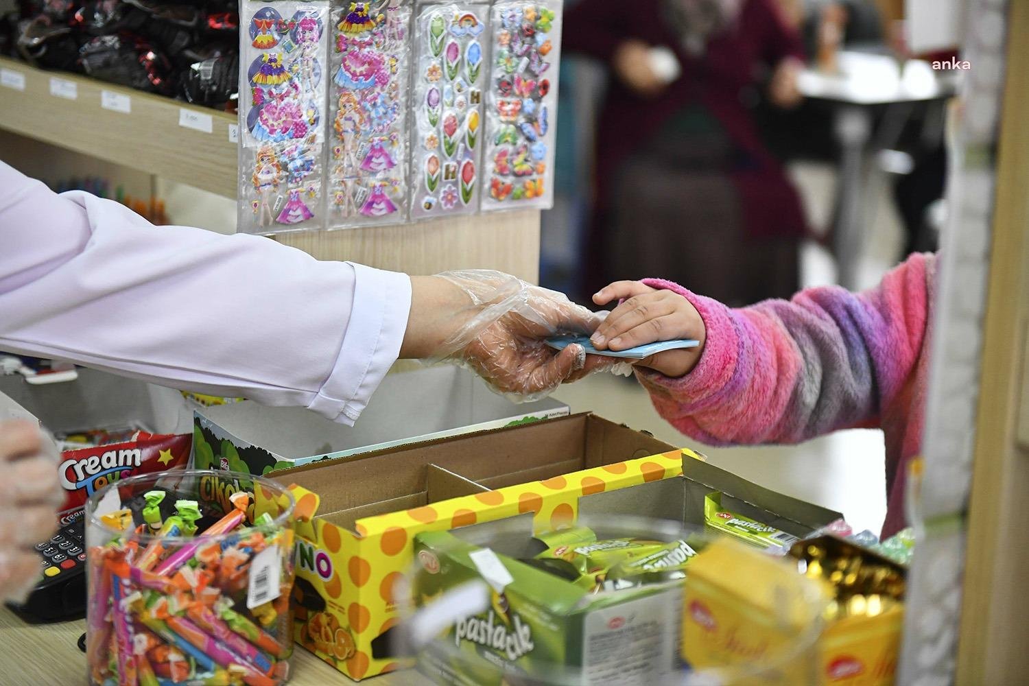 Ankara Büyükşehir Belediyesi’nin 14 Bin İlkokul Öğrencisine Kantin Desteği Sürüyor Ankara Büyükşehir Belediyesi (ABB), sosyal yardım alan ailelerin ilkokula giden