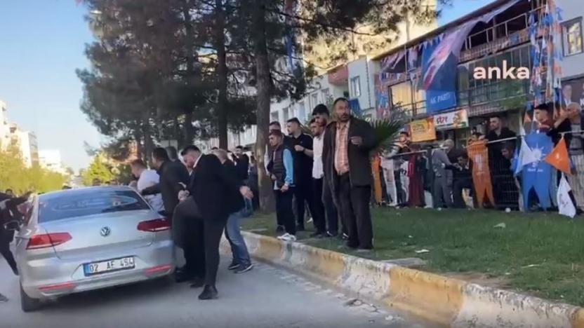 Adıyaman’da CHP Konvoyundaki Bir Araca Tekmeli-Küfürlü Saldırı Adıyaman’da seçim çalışması yürüten CHP araçlarından birine, AKP’nin Kahta ilçesindeki