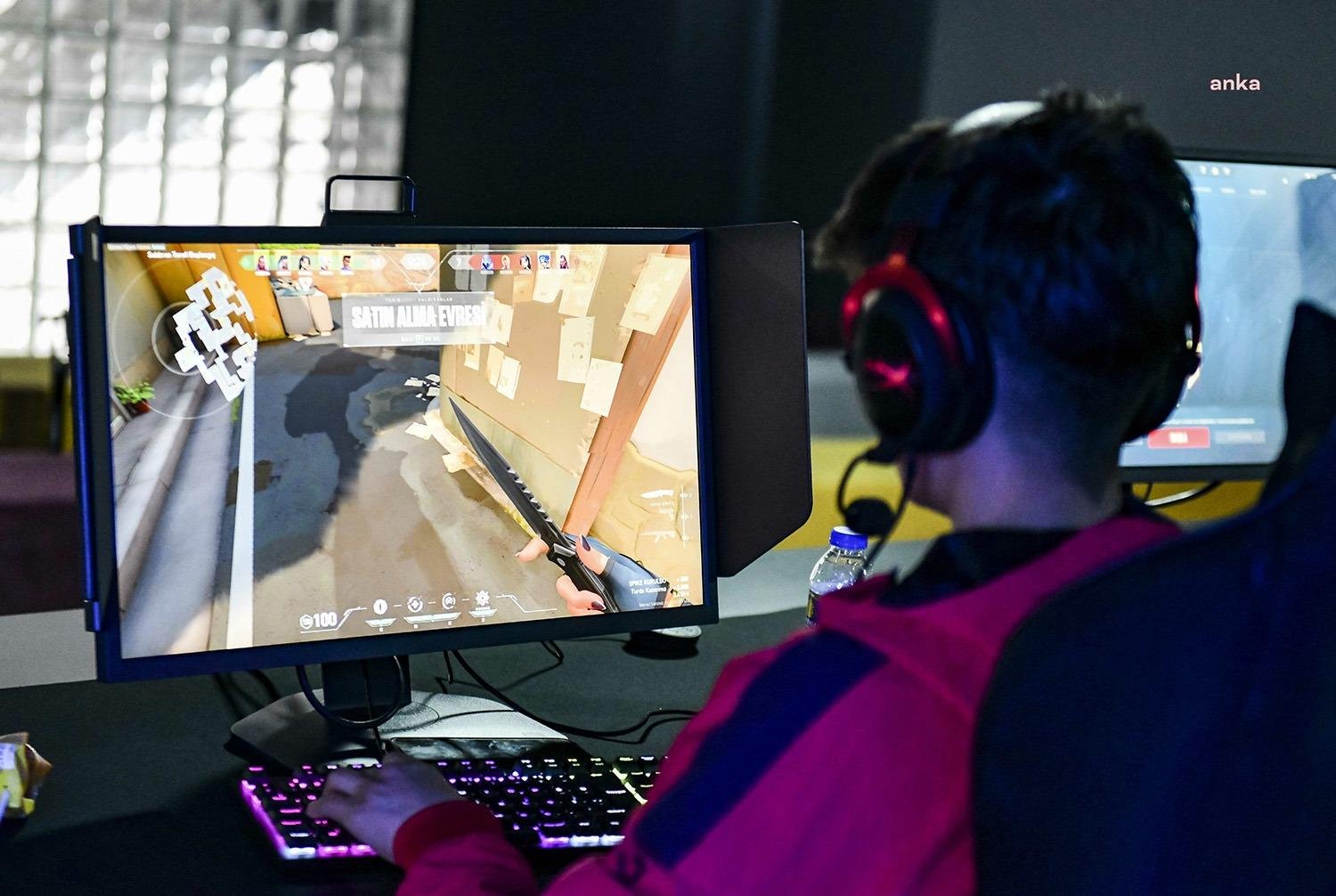 Başkentte Bir İlk: Ankara Büyükşehir’den Çubuk’a e-Spor Merkezi Ankara Büyükşehir Belediyesi, Çubuk’a bir e-spor merkezi kazandırdı. 1000 metrekare