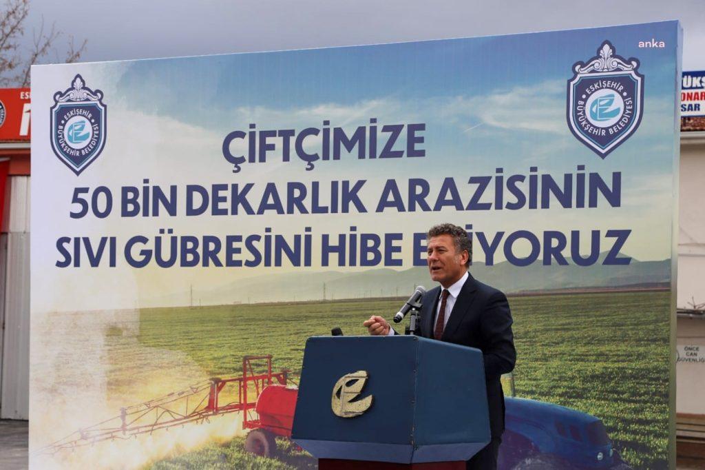 eskisehir-buyuksehir-belediyesi-sivrihisarli-kucuk-ciftciye-siva-gubre-dagitti