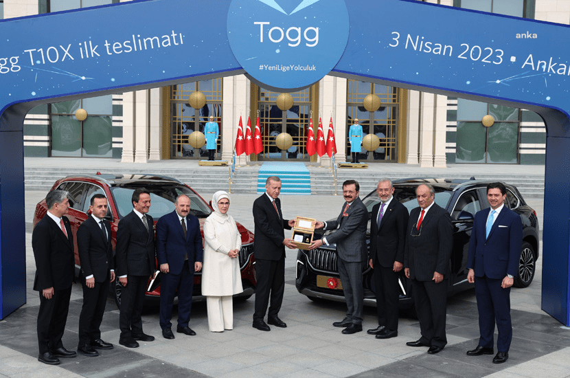Cumhurbaşkanı Recep Tayyip Erdoğan, Cumhurbaşkanlığı’nda düzenlenen ilk iki TOGG aracının