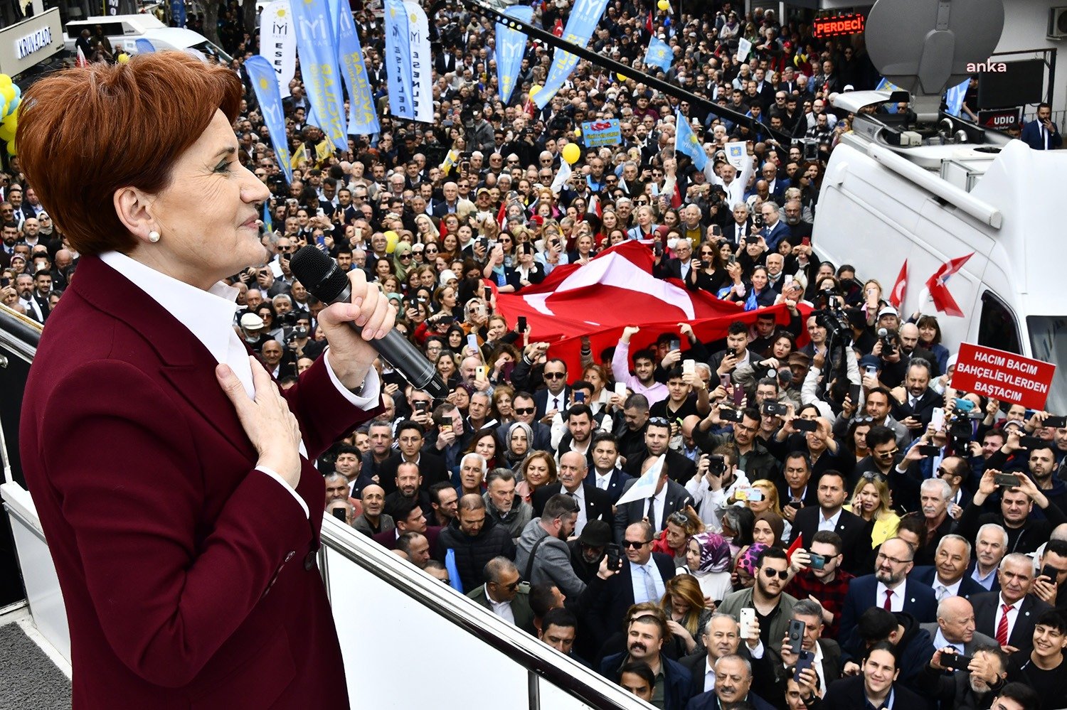 Meral Akşener: “Bu Seçimin En Önemli Özelliklerinden Birisi; Ya Hırsıza ‘Buyurun Devam Edin’ Diyeceksiniz Ya Da ‘Dur’ Diyeceksiniz” İYİ Parti Genel Başkanı Meral Akşener, İstanbul’da seçim koordinasyon merkezi