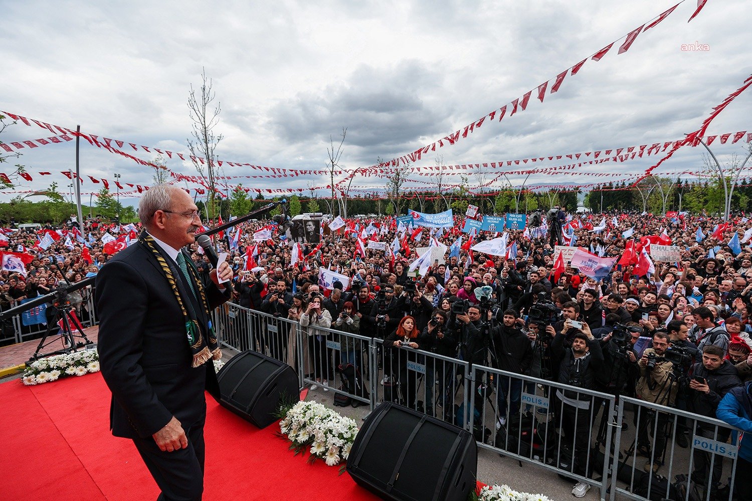 Millet İttifakı Cumhurbaşkanı Adayı Kılıçdaroğlu: “NASA’da Çalışan Bir Türk Yine Telefon Etti. Eğer Siz Bunu Yaparsanız Ben de NASA’dan Ayrılacağım ve Geleceğim Çalışacağım Dedi” Millet İttifakı Cumhurbaşkanı Adayı ve CHP Genel Başkanı Kemal Kılıçdaroğlu,