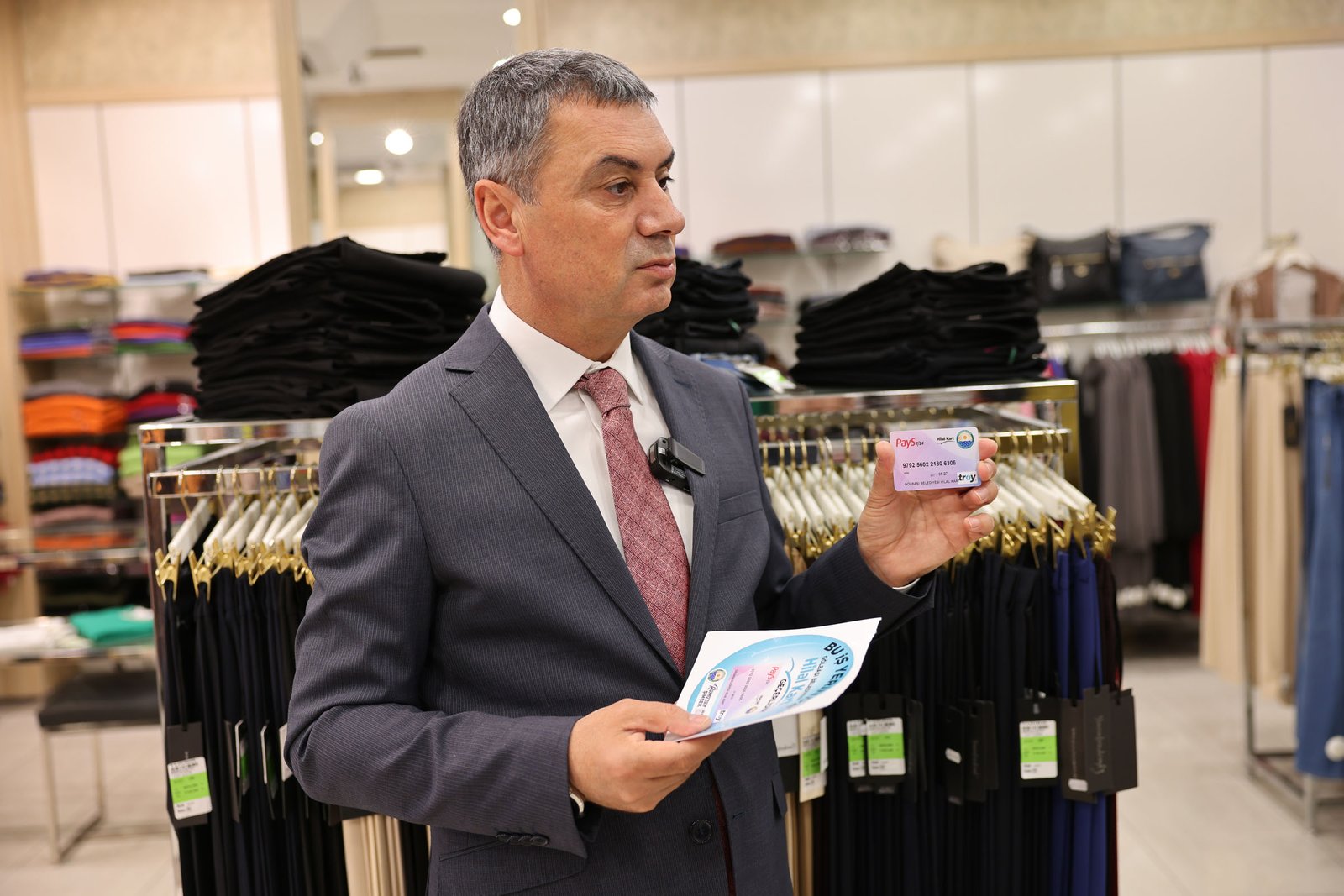 Başkan Şimşek, Yerel Esnafa Hilal Kart Çıkartması Dağıttı Gölbaşı Belediye Başkanı Ramazan Şimşek, Gölbaşılı esnafları ziyaret ederek hayırlı