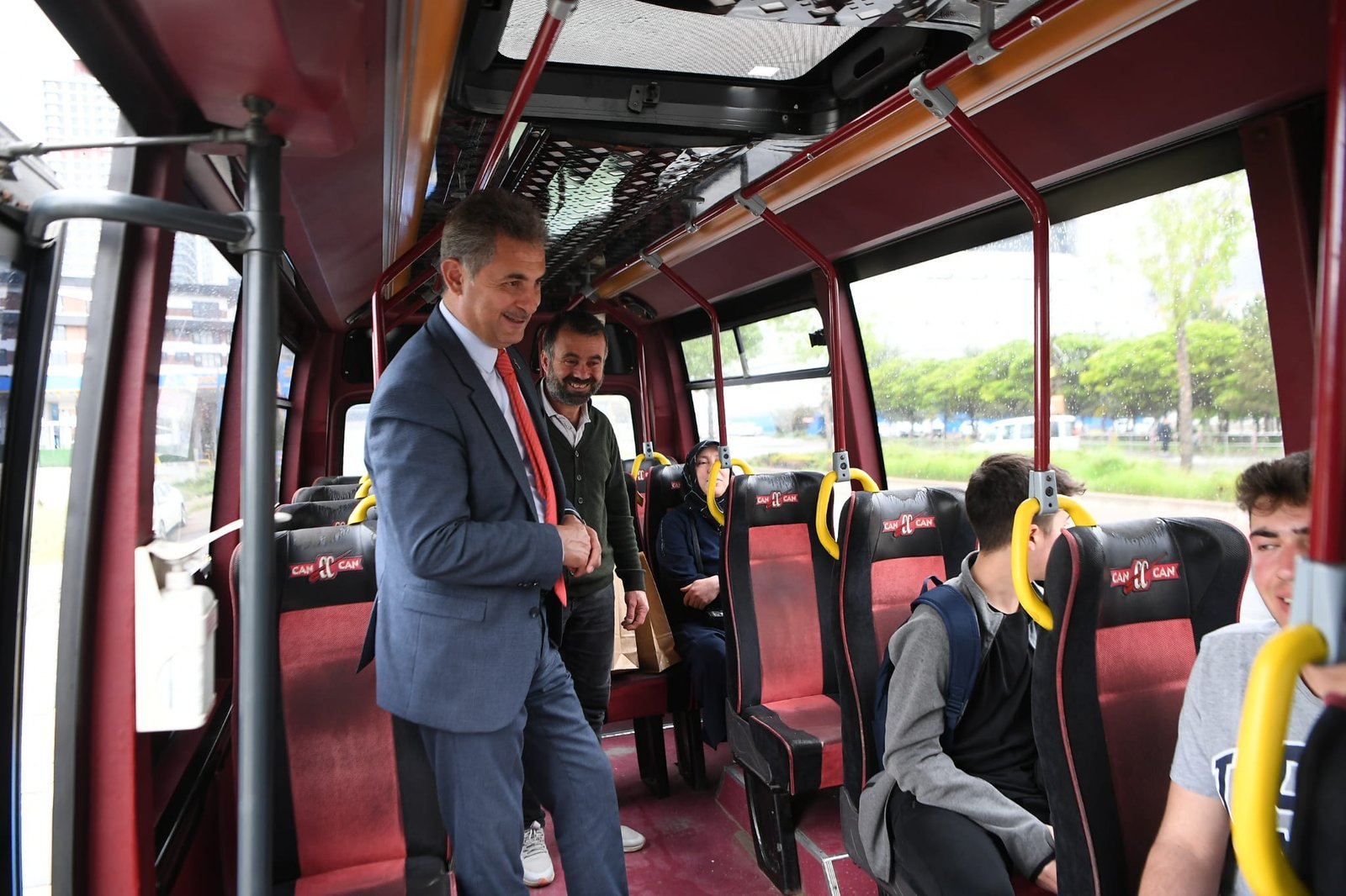 Dolmuşta Başkan Murat Köse Sürprizi Mamak Belediye Başkanı Murat Köse dolmuşa bindi; hem yolcuları hem