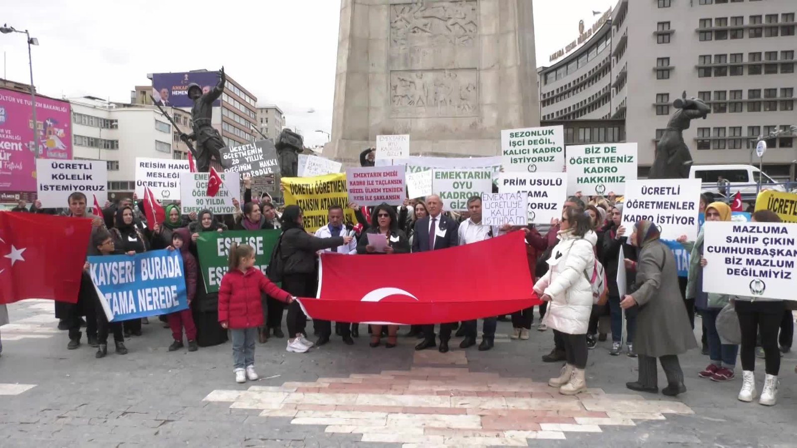 Ücretli öğretmenler, kadro talebiyle bugün Ankara Ulus'ta eylem yaptı. Ücretli