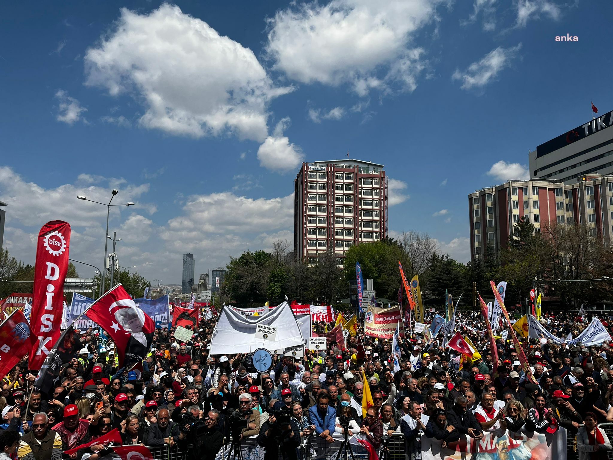 Emekçiler 1 Mayıs’ta Ankara Tandoğan’da Bir Araya Geldi Ankara'da sendikalar, dernekler, odalar, baro, siyasi partiler, gençlik örgütleri ve