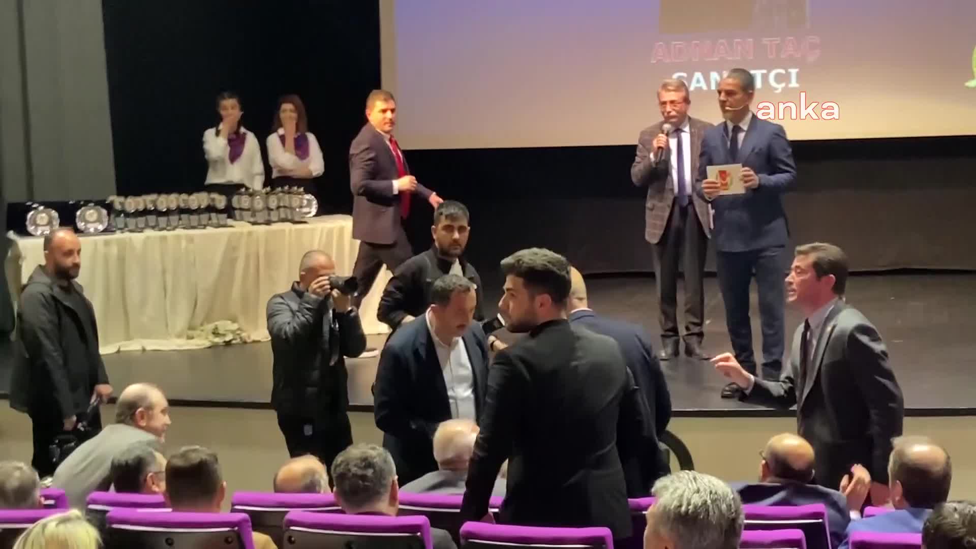 Trabzon’da Başarılı Gazeteciler Yarışması Ödül Töreninde Gerginlik Yaşandı, Bakan Karaismailoğlu Salonu Terk Etti Trabzon Gazeteciler Cemiyeti’nin düzenlediği Yılın Başarılı Gazetecileri Yarışması’nın ödül töreninde,