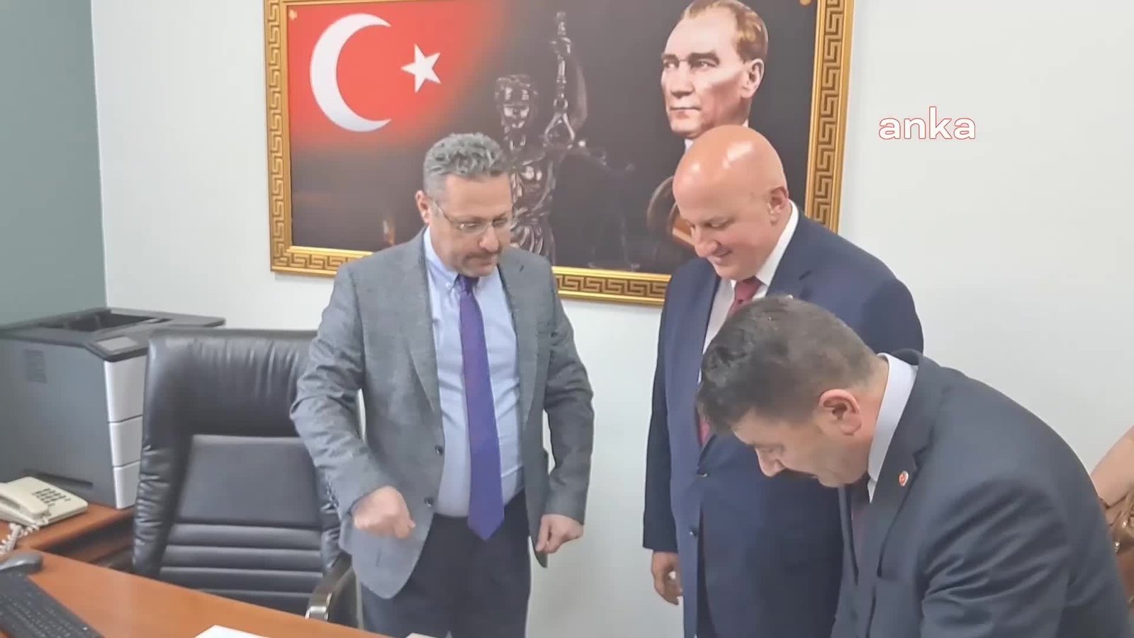 Uğur Bayraktutan: “Bu Mazbatayı Mustafa Kemal Atatürk’ün Askerleri ve Cumhuriyet Devriminin Yılmaz Bekçileri Adına Alıyorum” Artvin’de CHP’den milletvekili seçilen Uğur Bayraktutan mazbatasını aldı. Bayraktutan, "Biz