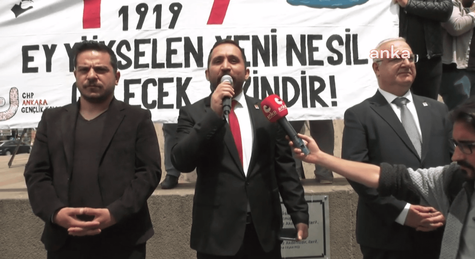 CHP Ankara İl Gençlik Kolları Başkanı Tolga Turgut: “Bugün Tüm Türkiye’deki Gençler Ülkeyi Tekrar Bağımsızlığına Kavuşturmak İçin Mücadele Ediyorlar” CHP Ankara İl Gençlik Kolları Başkanı Tolga Turgut, Ulus’ta, “Bugün