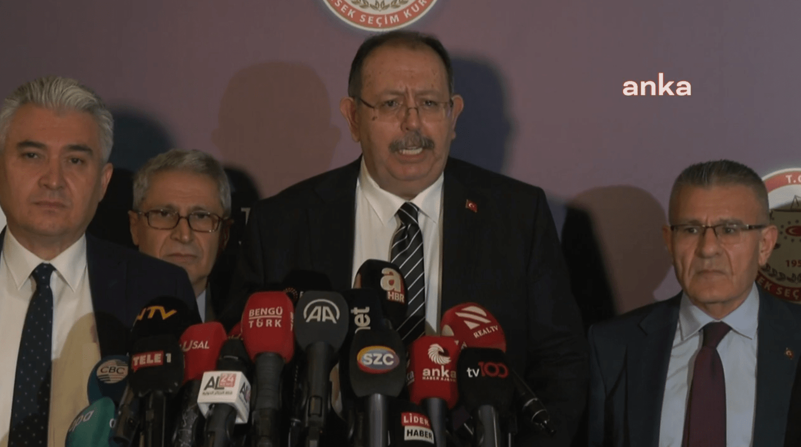 YSK Başkanı Ahmet Yener Saat 22.30’da Açıkladı: “Geçici Sonuçlar Sonucunda Sayın Recep Tayyip Erdoğan’ın Cumhurbaşkanı Olarak Seçildiği Görülmüştür” Yüksek Seçim Kurulu (YSK) Başkanı Ahmet Yener, saat 22.30’da yaptığı