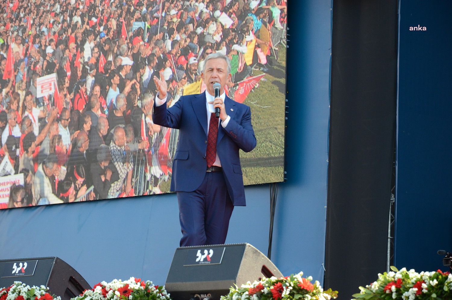 Mansur Yavaş’tan Bozdağ’a Yanıt: “Şampanya Deyince Aklıma Bir Fotoğraf Geliyor, Uçakta Bir Bakan, Şampanyayı Çekip Çekip Sızmış. Ona Tek Kelime Ettiğini Duydunuz Mu? Büyükelçi Yaptılar” Ankara Büyükşehir Belediye Başkanı Mansur Yavaş, Millet İttifakı İzmir mitinginde;