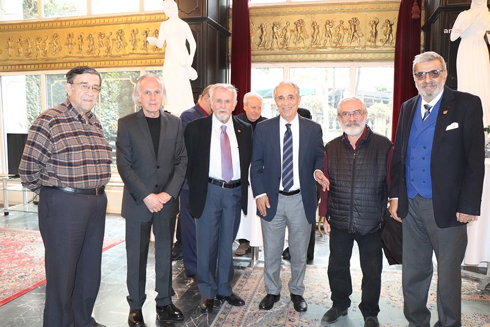 ilev-meslekte-50-yilini-dolduran-gazetecilere-onur-plaketi-verdi