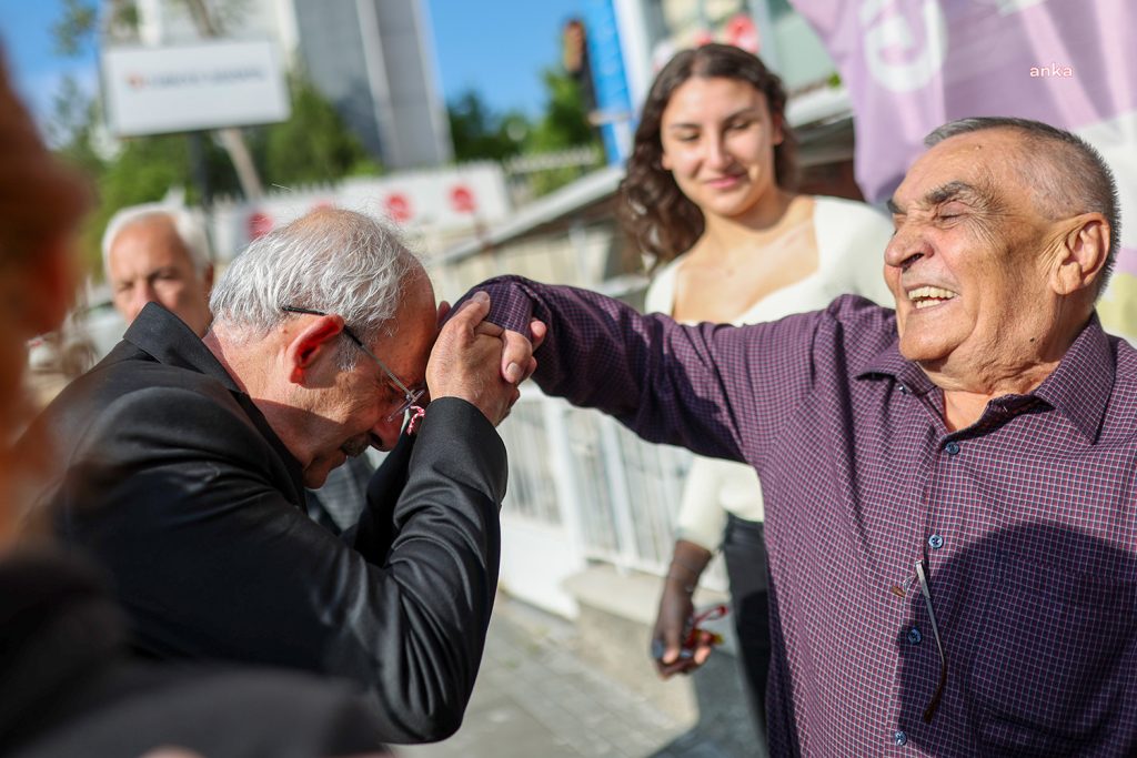 kemal-kilicdaroglu-ortaokul-ogretmeni-mehmet-uguru-ankara-sincandaki-evinde-ziyaret-etti