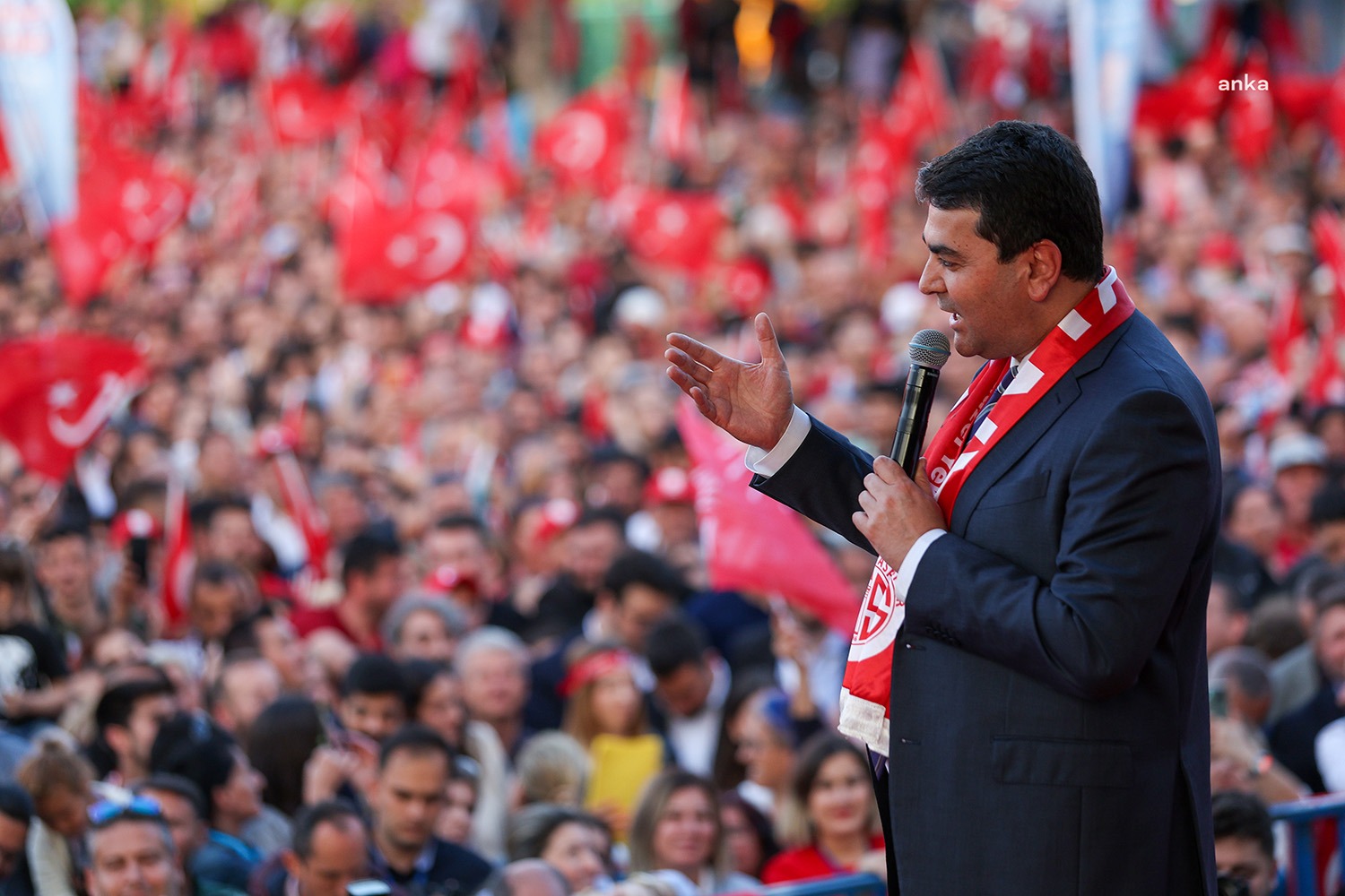 Demokrat Parti Genel Başkanı Gültekin Uysal, Antalya’da yurttaşlara seslenirken “Şimdi