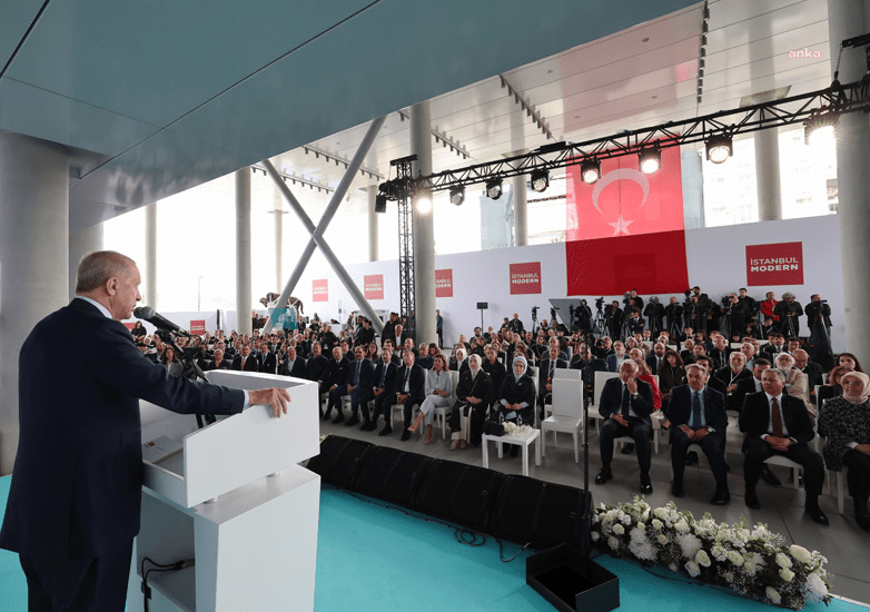 Cumhurbaşkanı Erdoğan: Farklı Düşünen Sanatçılarımızı Tehdit Ettiler. Üzerlerine Mahalle Baskısı Kurarak Bu İnsanları Sindirmeye Çalıştılar Cumhurbaşkanı Recep Tayyip Erdoğan, İstanbul Modern’de; “Sokaklarımızın ateşe verilmesinden, edep